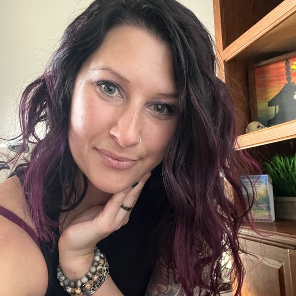 Meet your Posher, Laura - Picture 1 of 1